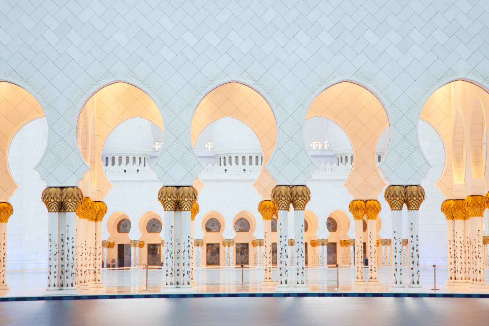sheikh zayed grand mosque at dusk, Abu Dhabi, UAE