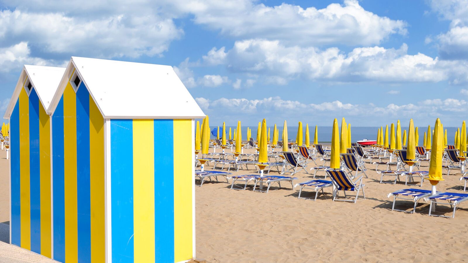 am Strand im Badeort Lido di Jesolo an der Italienischen Adria,V