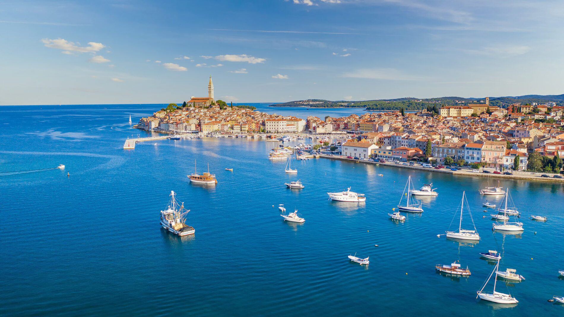 Aussicht auf den Hafen und die Altstadt von Rovinj in Kroatien